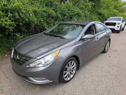 Used 2013 Hyundai Sonata SE FWD image 2