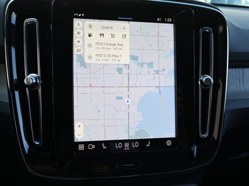 Used 2025 Volvo XC40 B5 Plus image 3