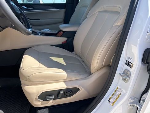 Used 2025 Jeep Grand Cherokee Limited w/ Black Appearance Package image 13