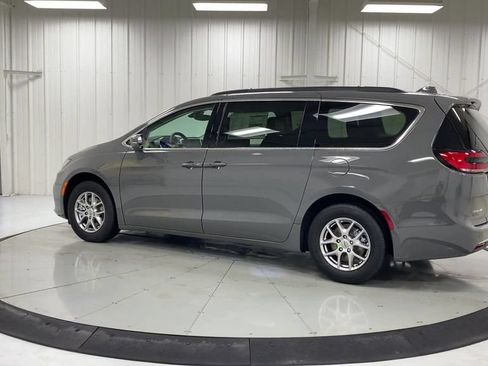 Used 2021 Chrysler Pacifica Touring w/ Uconnect Theater Family Group FWD image 6
