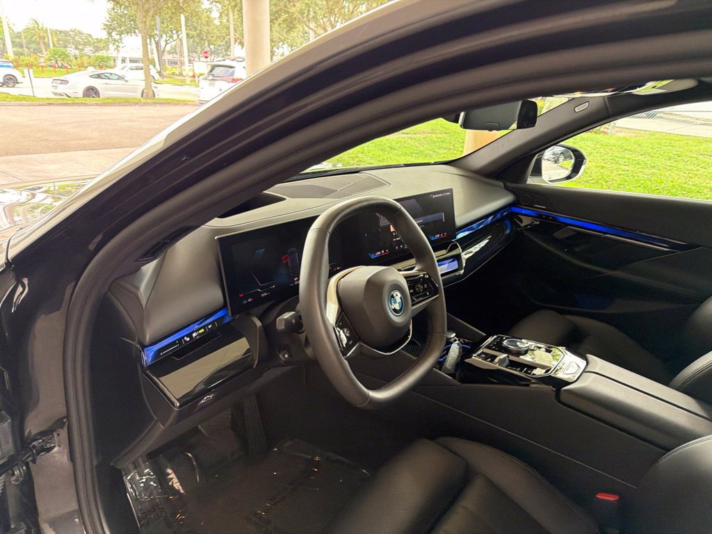Used 2024 BMW i5 eDrive40i w/ Premium Package RWD image 7
