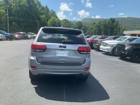 Used 2019 Jeep Grand Cherokee Altitude AWD/4WD image 6