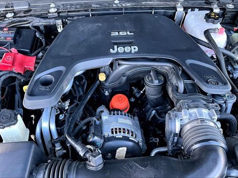 Used 2018 Jeep Wrangler Unlimited Rubicon AWD/4WD image 32