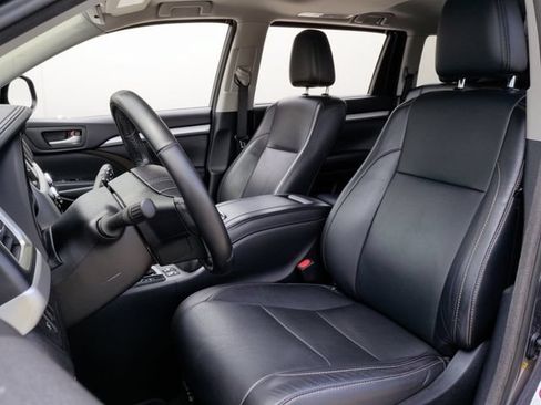 Used 2017 Toyota Highlander XLE AWD/4WD image 15