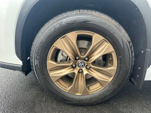 Used 2023 Toyota Highlander Bronze Edition AWD/4WD image 12