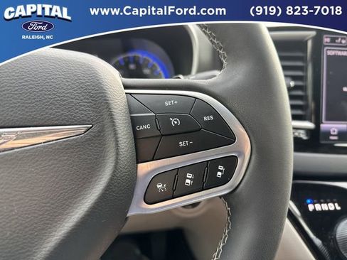 Used 2024 Chrysler Pacifica Touring-L image 22