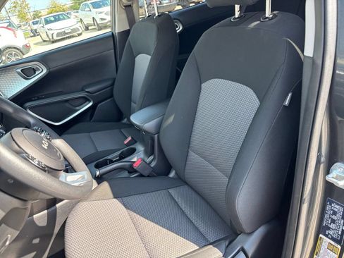 Used 2025 Kia Soul LX w/ LX Technology Package FWD image 33