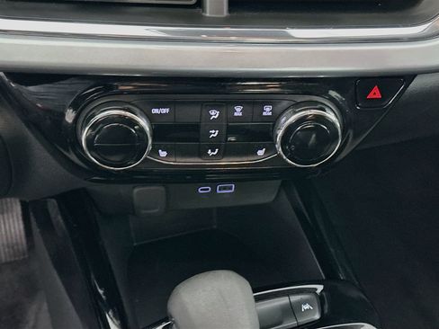 Used 2025 Chevrolet Trax LT w/ LT Convenience Package FWD image 22