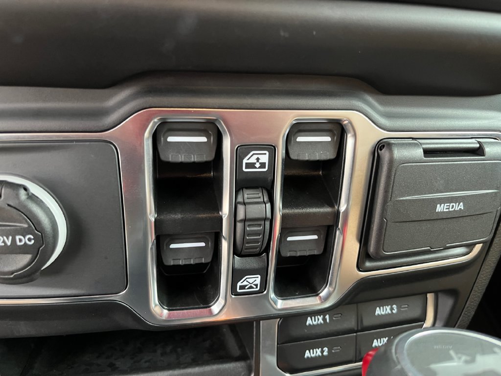 Used 2022 Jeep Wrangler Unlimited Sahara w/ Cold Weather Group AWD/4WD image 26
