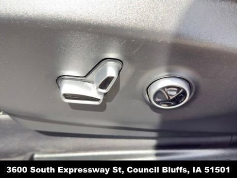 Used 2023 Chrysler Pacifica Pinnacle FWD image 16