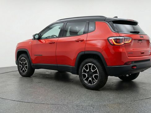 Used 2025 Jeep Compass Trailhawk AWD/4WD image 6