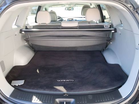 Used 2013 Kia Sorento LX w/ Convenience Pkg image 11