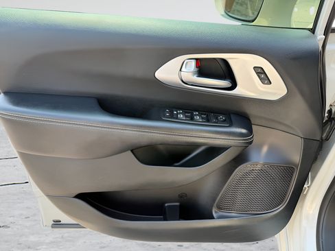 Used 2019 Chrysler Pacifica Limited w/ S Appearance Package FWD image 41