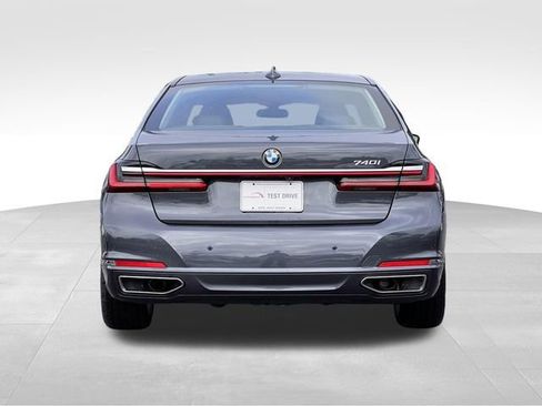 Used 2020 BMW 740i w/ Premium Package RWD image 4