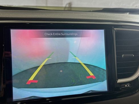 Used 2024 Chrysler Pacifica Touring-L image 22