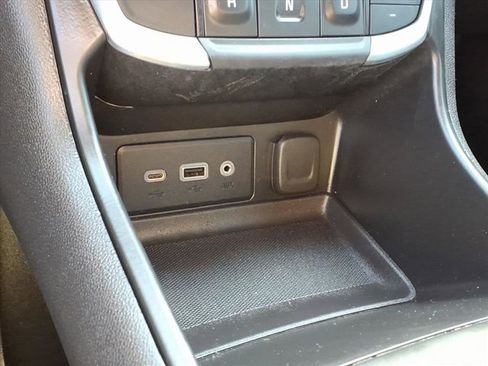 Used 2024 GMC Terrain SLE w/ Driver Convenience Package image 15