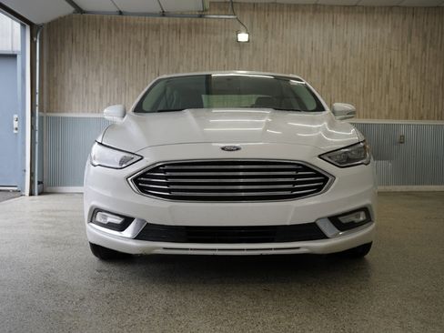 Used 2017 Ford Fusion SE w/ Fusion SE Technology Package image 3