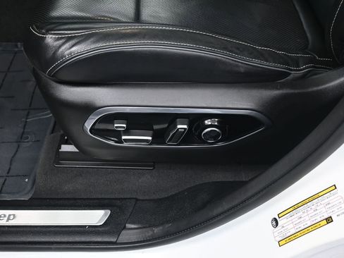 Used 2021 Jeep Grand Cherokee L Overland w/ Luxury Tech Group IV image 13