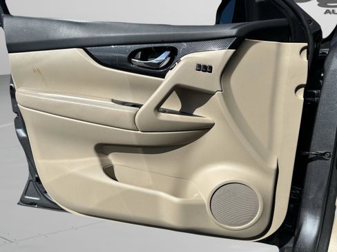 Used 2017 Nissan Rogue SL w/ SL Premium Package image 16