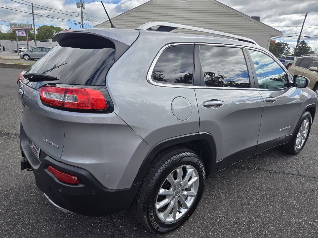 Used 2015 Jeep Cherokee Limited w/ Technology Group AWD/4WD image 6