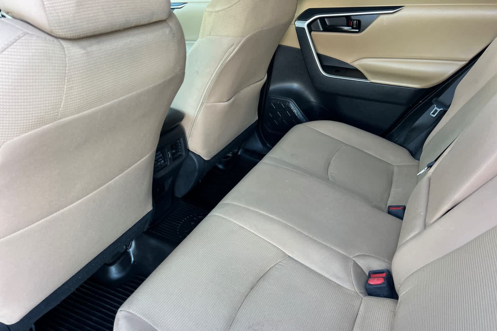 Used 2023 Toyota RAV4 LE AWD/4WD image 4