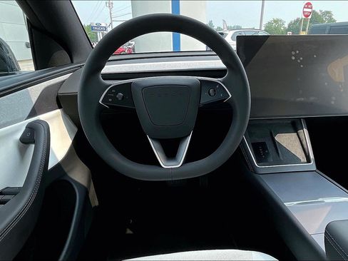 Used 2026 Tesla Model Y AWD image 5