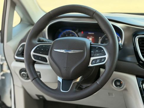 Used 2017 Chrysler Pacifica Touring-L Plus image 30