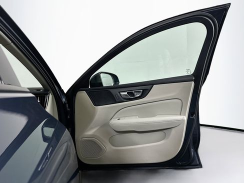 Used 2020 Volvo S60 T6 Momentum image 32