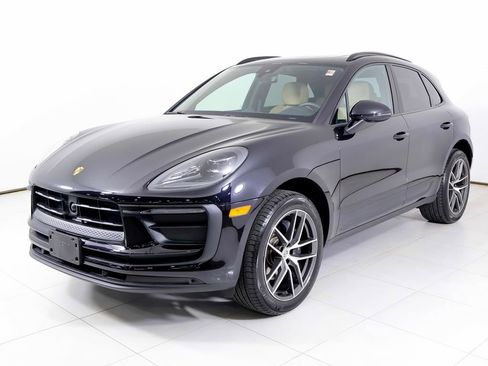 Used 2025 Porsche Macan image 1