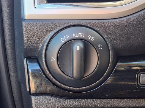 Used 2021 Nissan Titan SV w/ SV Convenience Package image 11