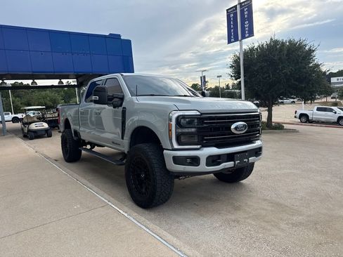 Used 2025 Ford F250 Platinum AWD/4WD image 2