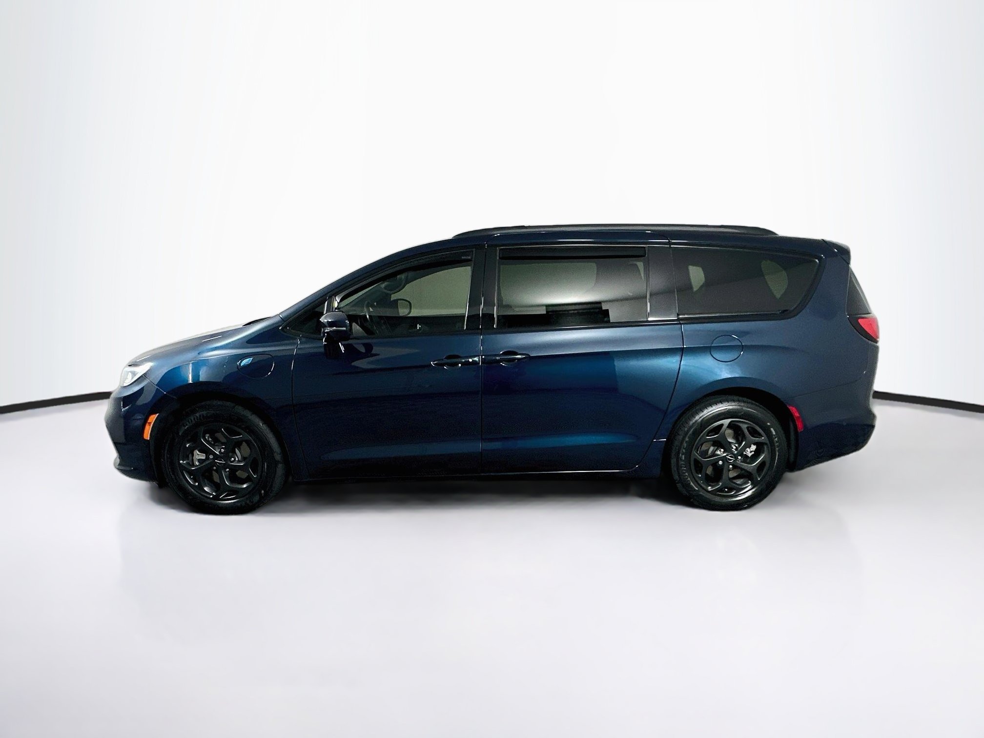 Used 2021 Chrysler Pacifica Touring-L w/ Uconnect Theater Family Group FWD image 4