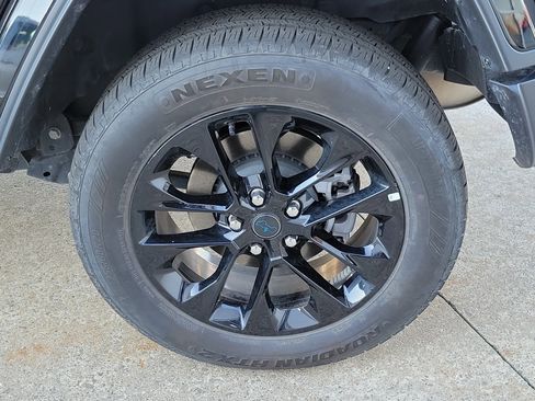 Used 2025 Jeep Wrangler Unlimited Sahara w/ Safety Group image 5