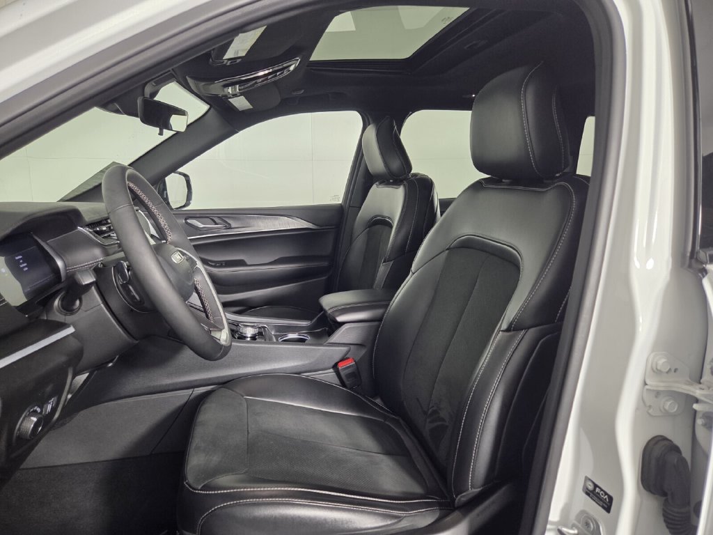 Used 2025 Jeep Grand Cherokee Altitude AWD/4WD image 10