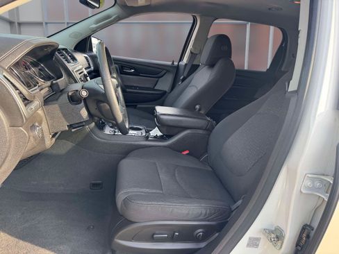 Used 2015 GMC Acadia SLE image 13