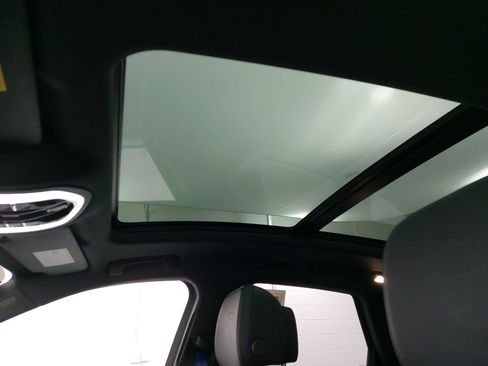 Used 2025 Porsche Macan image 31