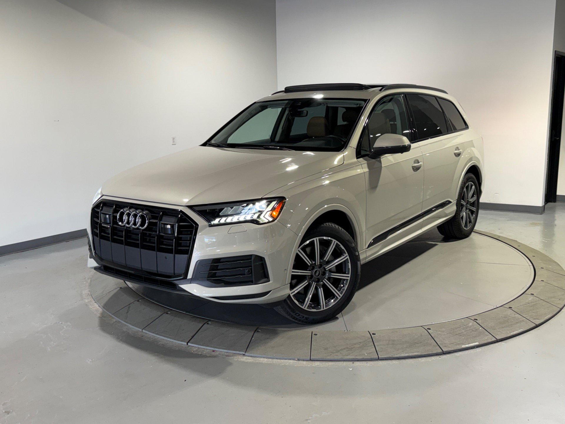 Used 2024 Audi Q7 2.0T Premium Plus w/ Premium Plus Package AWD/4WD image 3