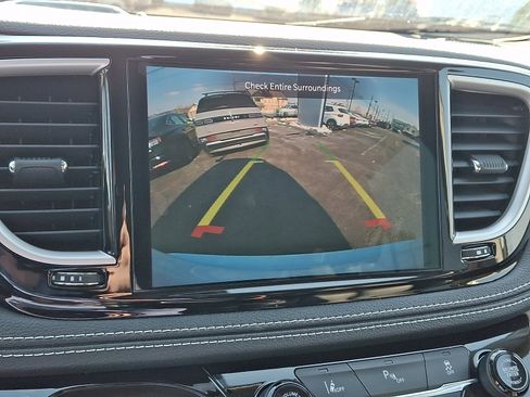 Used 2023 Chrysler Pacifica Touring-L image 18