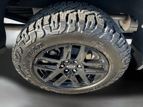 Used 2025 Chevrolet Silverado 1500 LT Trail Boss w/ Convenience Package II AWD/4WD image 18