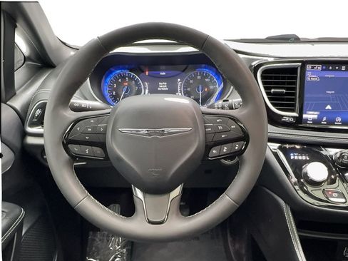 Used 2025 Chrysler Pacifica Limited FWD image 35