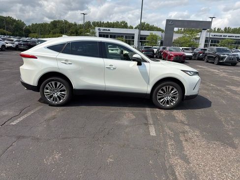 Used 2022 Toyota Venza XLE AWD/4WD image 19