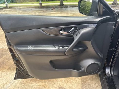 Used 2020 Nissan Rogue SV FWD image 24