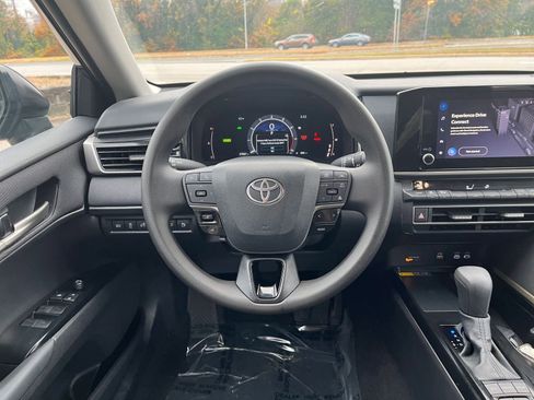 Used 2025 Toyota Camry LE image 29