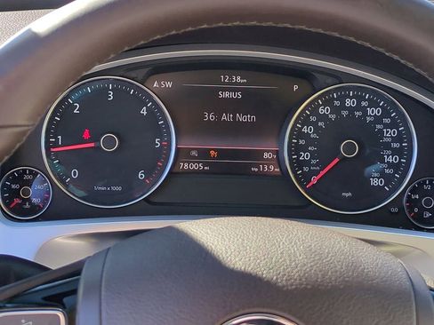 Used 2016 Volkswagen Touareg Sport image 20