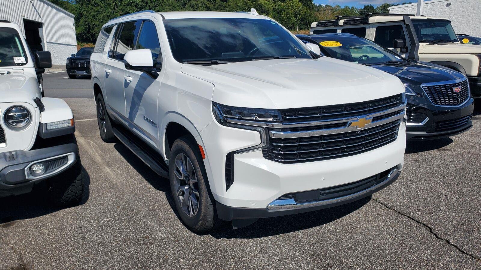Used 2022 Chevrolet Suburban LT w/ Luxury Package AWD/4WD image 2