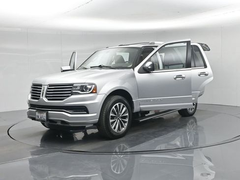 Used 2017 Lincoln Navigator Select image 14