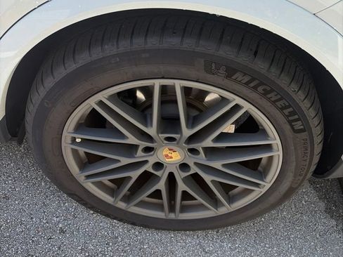 Certified 2024 Porsche Cayenne AWD/4WD image 18