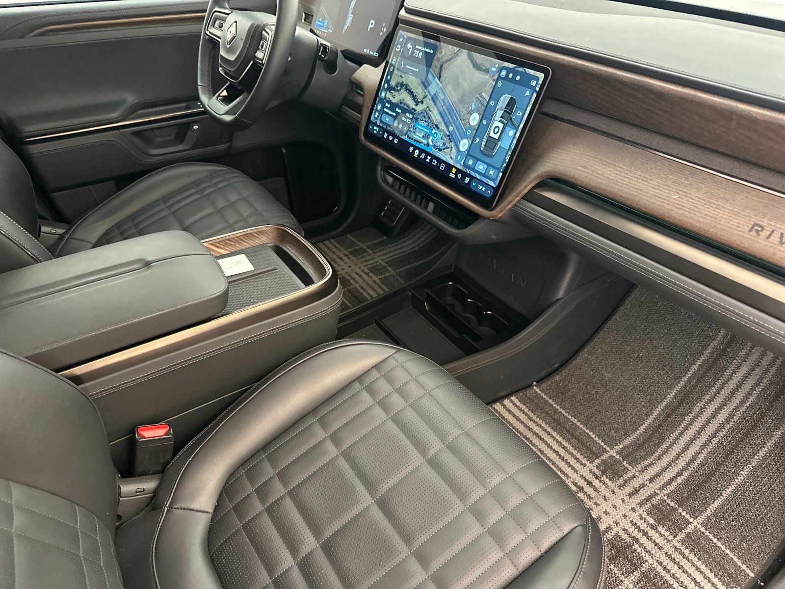Used 2025 Rivian R1S Premium Dual AWD/4WD image 16