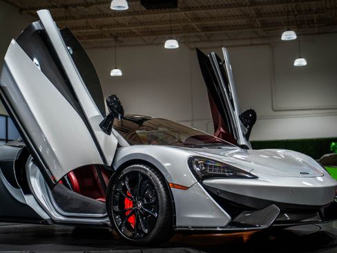 Used 2018 McLaren 570S Spider image 35