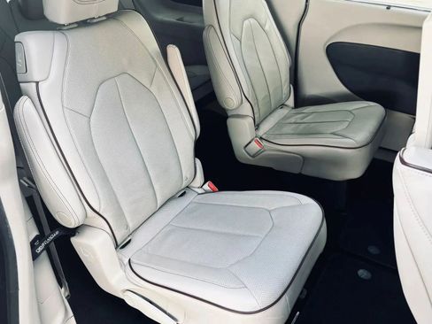 Used 2017 Chrysler Pacifica Limited FWD image 23
